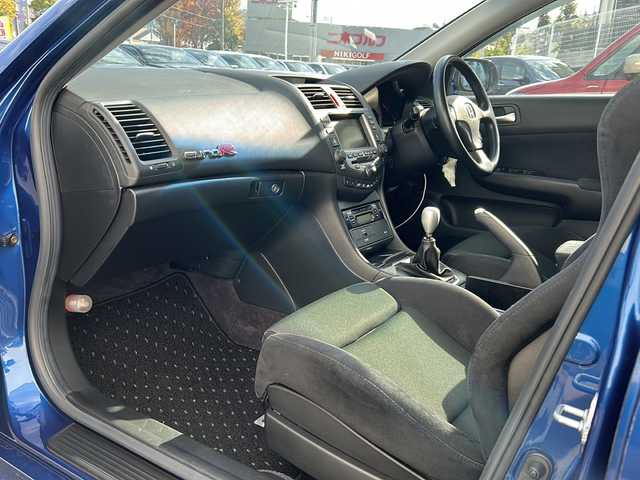 ホンダ アコード ユーロ R 大阪府 2006(平18)年 8.7万km アークティックブルーパール 純正レカロシート　リアスポイラー　エアロ　モモステアリング　ＥＮＫＥＩ１７アルミホイール　レーダー探知機　純正ナビ　ＤＶＤ　ＣＤ　ＨＩＤライト　純正フロアマット　リモコンキー　純正ホイールあり（スタッドレス）　純正オーディオ　ETC