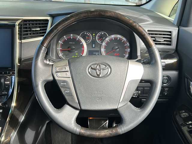 トヨタ アルファード 240S タイプゴールドⅡ 静岡県 2014(平26)年 9.3万km ホワイトパールクリスタルシャイン 純正ナビ/・フルセグTV/ラジオ/・CD/DVD/SD/USB/AUX/HDMI/Bluetooth/主要装備/・両側パワースライドドア　/・クルーズコントロール　/・フリップダウンモニター　/・ＥＴＣ　/・バックカメラ　/・パワーバックドア　/・レーダー探知機　/・ステアリングリモコン/・コーナーセンサー　/・オートライト　/・フォグランプ/・プッシュスタート/・スマートキー/・横滑り防止/・純正フロアマット/・純正アルミホイール/・スペアキー