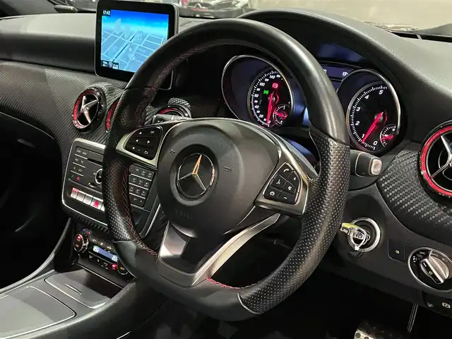 メルセデス・ベンツ Ａ２５０ シュポルト 4MATIC 道央・札幌 2017(平29)年 1.5万km コスモスブラック メタリックペイント/パノラミックスライディングルーフ/レーダーセーフティパッケージ/　・ACC/　・PRE-SAFE/　・ブラインドスポットアシスト/　・レーンキープアシスト/純正HDDナビ/フルセグテレビ/CD/DVD/SD/BT/USB/バックカメラ/パークトロんいっく/パーキングパイロット/ハーフレザーシート/シートヒーター