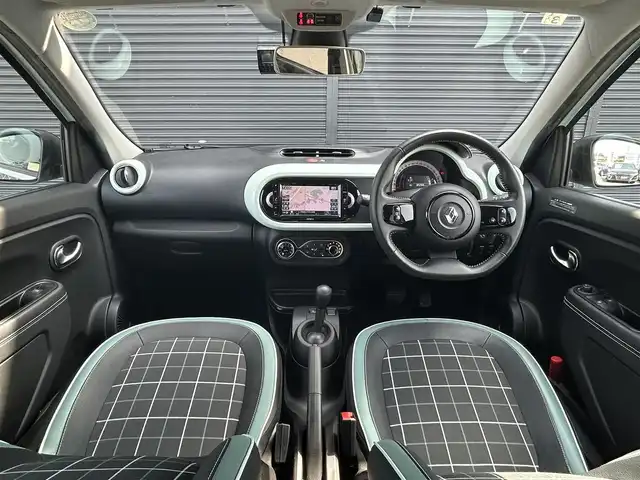 ルノー トゥインゴ ラ・パリジェンヌ 茨城県 2019(平31)年 0.9万km Ｌグリーン １７０台限定車　/クルーズコントロール　/社外ナビ　/バックカメラ　/フルセグ　/ＢＴ　/ＵＳＢ　/ＡＵＸ　/半革シート　/シートヒーター　/ＥＴＣ　/純正１６インチＡＷ　/パークセンサー　/ドラレコ　/アイドリングストップ/禁煙車