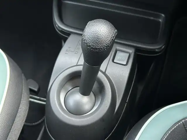 ルノー トゥインゴ ラ・パリジェンヌ 茨城県 2019(平31)年 0.9万km Ｌグリーン １７０台限定車　/クルーズコントロール　/社外ナビ　/バックカメラ　/フルセグ　/ＢＴ　/ＵＳＢ　/ＡＵＸ　/半革シート　/シートヒーター　/ＥＴＣ　/純正１６インチＡＷ　/パークセンサー　/ドラレコ　/アイドリングストップ/禁煙車