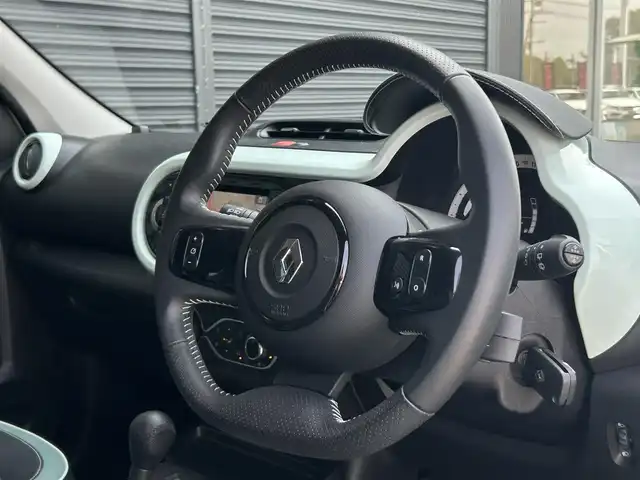 ルノー トゥインゴ ラ・パリジェンヌ 茨城県 2019(平31)年 0.9万km Ｌグリーン １７０台限定車　/クルーズコントロール　/社外ナビ　/バックカメラ　/フルセグ　/ＢＴ　/ＵＳＢ　/ＡＵＸ　/半革シート　/シートヒーター　/ＥＴＣ　/純正１６インチＡＷ　/パークセンサー　/ドラレコ　/アイドリングストップ/禁煙車