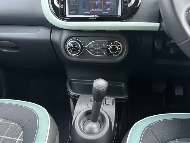 ルノー トゥインゴ ラ・パリジェンヌ 茨城県 2019(平31)年 0.9万km Ｌグリーン １７０台限定車　/クルーズコントロール　/社外ナビ　/バックカメラ　/フルセグ　/ＢＴ　/ＵＳＢ　/ＡＵＸ　/半革シート　/シートヒーター　/ＥＴＣ　/純正１６インチＡＷ　/パークセンサー　/ドラレコ　/アイドリングストップ/禁煙車