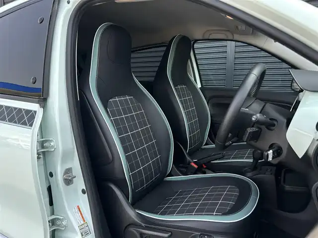 ルノー トゥインゴ ラ・パリジェンヌ 茨城県 2019(平31)年 0.9万km Ｌグリーン １７０台限定車　/クルーズコントロール　/社外ナビ　/バックカメラ　/フルセグ　/ＢＴ　/ＵＳＢ　/ＡＵＸ　/半革シート　/シートヒーター　/ＥＴＣ　/純正１６インチＡＷ　/パークセンサー　/ドラレコ　/アイドリングストップ/禁煙車
