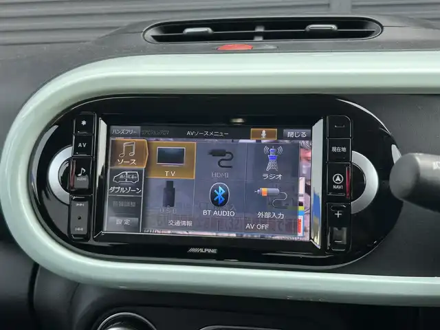 ルノー トゥインゴ ラ・パリジェンヌ 茨城県 2019(平31)年 0.9万km Ｌグリーン １７０台限定車　/クルーズコントロール　/社外ナビ　/バックカメラ　/フルセグ　/ＢＴ　/ＵＳＢ　/ＡＵＸ　/半革シート　/シートヒーター　/ＥＴＣ　/純正１６インチＡＷ　/パークセンサー　/ドラレコ　/アイドリングストップ/禁煙車