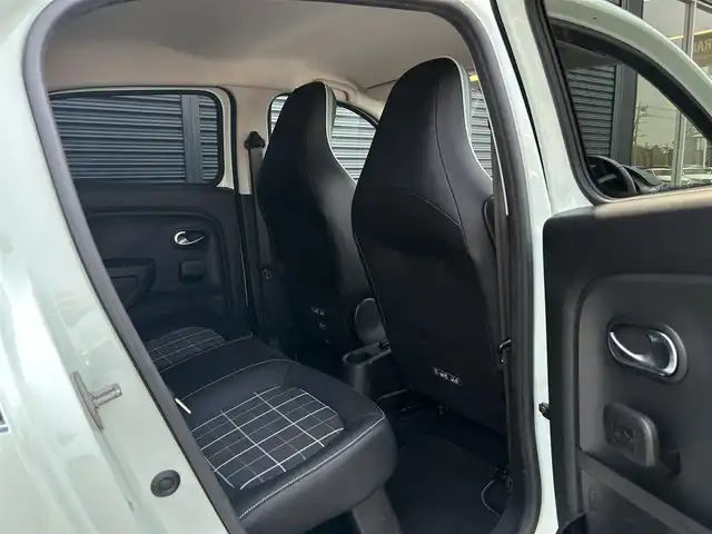ルノー トゥインゴ ラ・パリジェンヌ 茨城県 2019(平31)年 0.9万km Ｌグリーン １７０台限定車　/クルーズコントロール　/社外ナビ　/バックカメラ　/フルセグ　/ＢＴ　/ＵＳＢ　/ＡＵＸ　/半革シート　/シートヒーター　/ＥＴＣ　/純正１６インチＡＷ　/パークセンサー　/ドラレコ　/アイドリングストップ/禁煙車