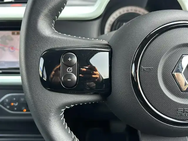 ルノー トゥインゴ ラ・パリジェンヌ 茨城県 2019(平31)年 0.9万km Ｌグリーン １７０台限定車　/クルーズコントロール　/社外ナビ　/バックカメラ　/フルセグ　/ＢＴ　/ＵＳＢ　/ＡＵＸ　/半革シート　/シートヒーター　/ＥＴＣ　/純正１６インチＡＷ　/パークセンサー　/ドラレコ　/アイドリングストップ/禁煙車