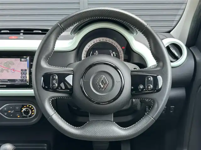 ルノー トゥインゴ ラ・パリジェンヌ 茨城県 2019(平31)年 0.9万km Ｌグリーン １７０台限定車　/クルーズコントロール　/社外ナビ　/バックカメラ　/フルセグ　/ＢＴ　/ＵＳＢ　/ＡＵＸ　/半革シート　/シートヒーター　/ＥＴＣ　/純正１６インチＡＷ　/パークセンサー　/ドラレコ　/アイドリングストップ/禁煙車
