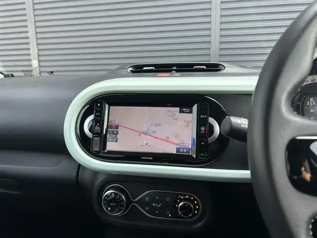 ルノー トゥインゴ ラ・パリジェンヌ 茨城県 2019(平31)年 0.9万km Ｌグリーン １７０台限定車　/クルーズコントロール　/社外ナビ　/バックカメラ　/フルセグ　/ＢＴ　/ＵＳＢ　/ＡＵＸ　/半革シート　/シートヒーター　/ＥＴＣ　/純正１６インチＡＷ　/パークセンサー　/ドラレコ　/アイドリングストップ/禁煙車