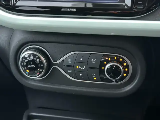 ルノー トゥインゴ ラ・パリジェンヌ 茨城県 2019(平31)年 0.9万km Ｌグリーン １７０台限定車　/クルーズコントロール　/社外ナビ　/バックカメラ　/フルセグ　/ＢＴ　/ＵＳＢ　/ＡＵＸ　/半革シート　/シートヒーター　/ＥＴＣ　/純正１６インチＡＷ　/パークセンサー　/ドラレコ　/アイドリングストップ/禁煙車