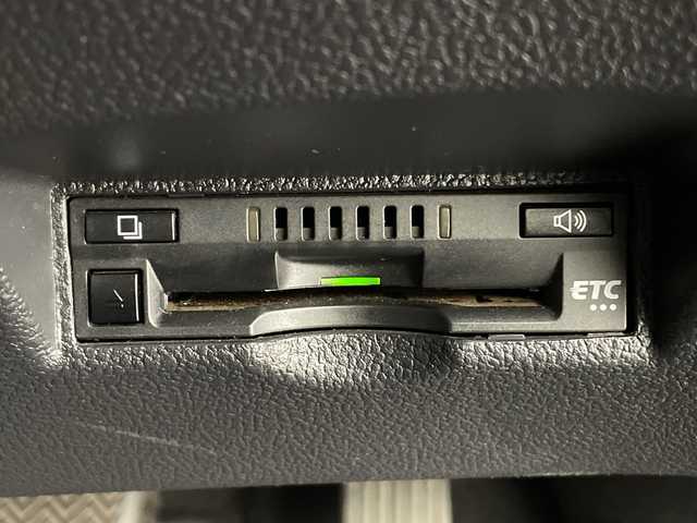 トヨタ プリウス Sセーフティプラス 鹿児島県 2017(平29)年 14.6万km アティチュードブラックマイカ TEIN車高調/純正型ナビ/（フルセグＴＶ/Bluetooth)/HDMI/シートヒーター/バックカメラ/ヘッドアップディスプレイ/ＥＴＣ/セーフティセンス/シートカバー/衝突軽減/レーダークルーズコントロール/ＬＥＤヘッドライト/社外19インチアルミホイール/オートライト/フォグランプ/保証書/取扱説明書