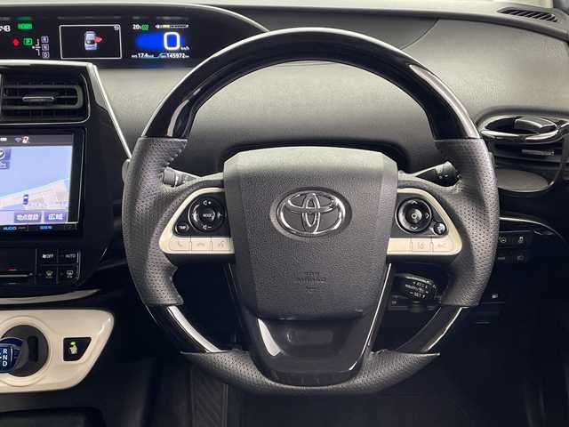 トヨタ プリウス Sセーフティプラス 鹿児島県 2017(平29)年 14.6万km アティチュードブラックマイカ TEIN車高調/純正型ナビ/（フルセグＴＶ/Bluetooth)/HDMI/シートヒーター/バックカメラ/ヘッドアップディスプレイ/ＥＴＣ/セーフティセンス/シートカバー/衝突軽減/レーダークルーズコントロール/ＬＥＤヘッドライト/社外19インチアルミホイール/オートライト/フォグランプ/保証書/取扱説明書