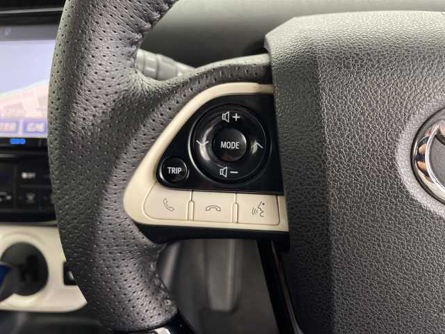 トヨタ プリウス Sセーフティプラス 鹿児島県 2017(平29)年 14.6万km アティチュードブラックマイカ TEIN車高調/純正型ナビ/（フルセグＴＶ/Bluetooth)/HDMI/シートヒーター/バックカメラ/ヘッドアップディスプレイ/ＥＴＣ/セーフティセンス/シートカバー/衝突軽減/レーダークルーズコントロール/ＬＥＤヘッドライト/社外19インチアルミホイール/オートライト/フォグランプ/保証書/取扱説明書