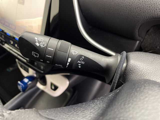 トヨタ プリウス Sセーフティプラス 鹿児島県 2017(平29)年 14.6万km アティチュードブラックマイカ TEIN車高調/純正型ナビ/（フルセグＴＶ/Bluetooth)/HDMI/シートヒーター/バックカメラ/ヘッドアップディスプレイ/ＥＴＣ/セーフティセンス/シートカバー/衝突軽減/レーダークルーズコントロール/ＬＥＤヘッドライト/社外19インチアルミホイール/オートライト/フォグランプ/保証書/取扱説明書