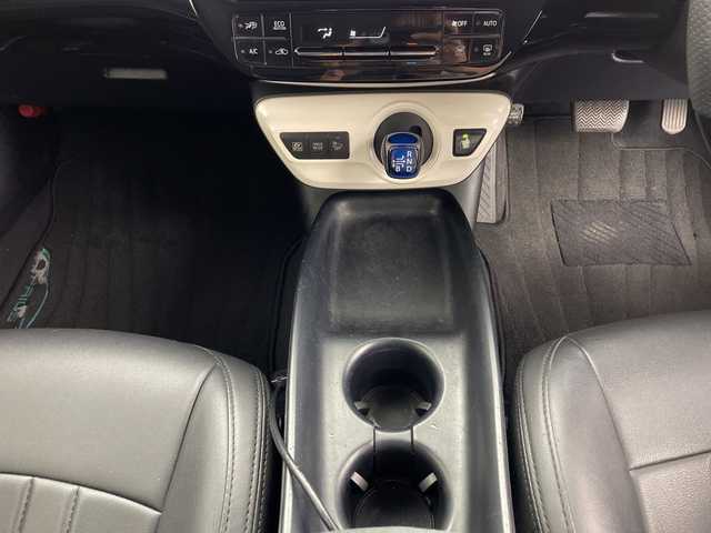 トヨタ プリウス Sセーフティプラス 鹿児島県 2017(平29)年 14.6万km アティチュードブラックマイカ TEIN車高調/純正型ナビ/（フルセグＴＶ/Bluetooth)/HDMI/シートヒーター/バックカメラ/ヘッドアップディスプレイ/ＥＴＣ/セーフティセンス/シートカバー/衝突軽減/レーダークルーズコントロール/ＬＥＤヘッドライト/社外19インチアルミホイール/オートライト/フォグランプ/保証書/取扱説明書