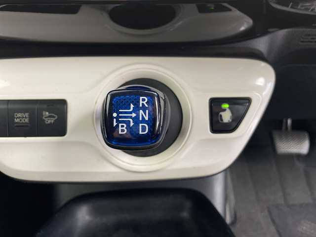 トヨタ プリウス Sセーフティプラス 鹿児島県 2017(平29)年 14.6万km アティチュードブラックマイカ TEIN車高調/純正型ナビ/（フルセグＴＶ/Bluetooth)/HDMI/シートヒーター/バックカメラ/ヘッドアップディスプレイ/ＥＴＣ/セーフティセンス/シートカバー/衝突軽減/レーダークルーズコントロール/ＬＥＤヘッドライト/社外19インチアルミホイール/オートライト/フォグランプ/保証書/取扱説明書