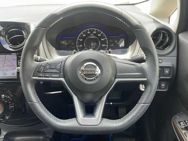 日産 ノート e－パワー メダリスト 福井県 2017(平29)年 10.5万km スーパーブラック ワンオーナー/保証書/取扱説明書/スマートキー/プッシュスタート/純正メモリーナビ/フルセグテレビ/スタアリングリモコン/ドライブレコーダー/ETC/LEDヘッドライト/オートライト/衝突軽減/横滑り防止/電動格納ミラー/純正フロアマット/純正ドアバイザー