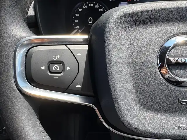 ボルボ ＸＣ４０ T4 AWD インスクリプション 石川県 2019(令1)年 4.7万km クリスタルホワイトP 4WD/衝突軽減ブレーキ/純正HDDナビ/フルセグＴＶ/バック/フロント/サイド/360°カメラ/Harman/Kardonサウンド/ブラインドスポットモニター/電動格納ミラー/アダプティブクルーズコントロール/クリアランスソナー/ワイヤレスチャージャー/ステアリングヒーター/赤革シート/メモリーシート/シートヒーター/電動リアゲート/フットセンサー/トノカバー/ETC