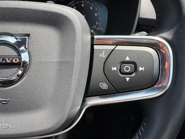 ボルボ ＸＣ４０ T4 AWD インスクリプション 石川県 2019(令1)年 4.7万km クリスタルホワイトP 4WD/衝突軽減ブレーキ/純正HDDナビ/フルセグＴＶ/バック/フロント/サイド/360°カメラ/Harman/Kardonサウンド/ブラインドスポットモニター/電動格納ミラー/アダプティブクルーズコントロール/クリアランスソナー/ワイヤレスチャージャー/ステアリングヒーター/赤革シート/メモリーシート/シートヒーター/電動リアゲート/フットセンサー/トノカバー/ETC