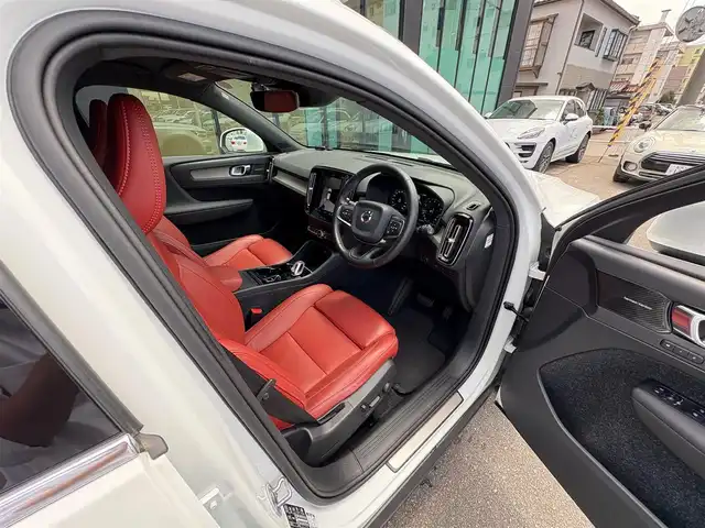 ボルボ ＸＣ４０ T4 AWD インスクリプション 石川県 2019(令1)年 4.7万km クリスタルホワイトP 4WD/衝突軽減ブレーキ/純正HDDナビ/フルセグＴＶ/バック/フロント/サイド/360°カメラ/Harman/Kardonサウンド/ブラインドスポットモニター/電動格納ミラー/アダプティブクルーズコントロール/クリアランスソナー/ワイヤレスチャージャー/ステアリングヒーター/赤革シート/メモリーシート/シートヒーター/電動リアゲート/フットセンサー/トノカバー/ETC