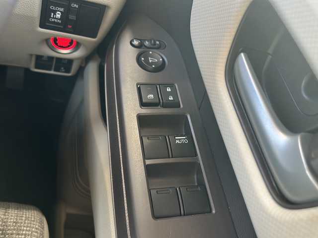 ホンダ Ｎ ＢＯＸ G L ホンダセンシング 静岡県 2018(平30)年 1.8万km プレミアムホワイトパールⅡ ホンダセンシング/・バックカメラ/・クルーズコントロール/・プリクラッシュ/・レーンキープアシスト/純正ナビ/・フルセグTV/・DVD/・CD/・Bluetooth/・ラジオ/主要装備/・ワンオーナー/・ドアバイザー/・プッシュスタート/・片側パワースライドドア/・ETC/・パワーステアリング/・パワーウィンドウ/・純正フロアマット/・オートライト