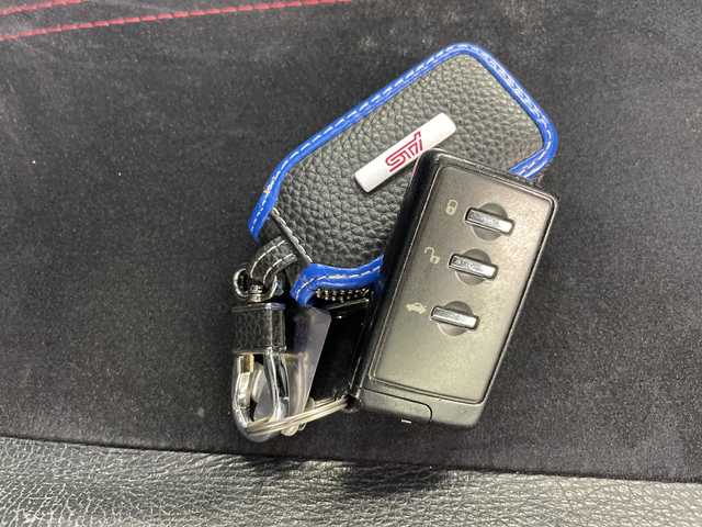 スバル インプレッサ ＷＲＸ STi 道央・札幌 2012(平24)年 7.2万km オブシディアンブラックパール ・4WD/ターボ/6MT/・STiマフラー/純正リアスポイラー/・Defuブーストメーター/・社外7インチメモリナビ（AVIC-RZ702）/・BT/CD/DVD/SD/フルセグTV/・バックカメラ/・ハーフレザーシート/D席パワーシート/・HIDヘッドライト/・フロント/リヤフォグランプ/・ライトレベライザー/・プッシュスタート/スマートキー×2/・社外前後ドラレコ（ZDR-018）/・ETC/・STiホイール付冬タイヤ積込