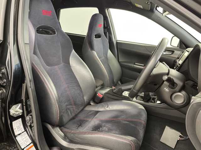 スバル インプレッサ ＷＲＸ STi 道央・札幌 2012(平24)年 7.2万km オブシディアンブラックパール ・4WD/ターボ/6MT/・STiマフラー/純正リアスポイラー/・Defuブーストメーター/・社外7インチメモリナビ（AVIC-RZ702）/・BT/CD/DVD/SD/フルセグTV/・バックカメラ/・ハーフレザーシート/D席パワーシート/・HIDヘッドライト/・フロント/リヤフォグランプ/・ライトレベライザー/・プッシュスタート/スマートキー×2/・社外前後ドラレコ（ZDR-018）/・ETC/・STiホイール付冬タイヤ積込