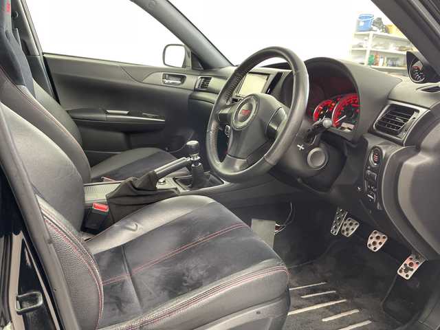 スバル インプレッサ ＷＲＸ STi 道央・札幌 2012(平24)年 7.2万km オブシディアンブラックパール ・4WD/ターボ/6MT/・STiマフラー/純正リアスポイラー/・Defuブーストメーター/・社外7インチメモリナビ（AVIC-RZ702）/・BT/CD/DVD/SD/フルセグTV/・バックカメラ/・ハーフレザーシート/D席パワーシート/・HIDヘッドライト/・フロント/リヤフォグランプ/・ライトレベライザー/・プッシュスタート/スマートキー×2/・社外前後ドラレコ（ZDR-018）/・ETC/・STiホイール付冬タイヤ積込