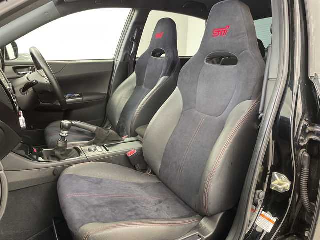 スバル インプレッサ ＷＲＸ STi 道央・札幌 2012(平24)年 7.2万km オブシディアンブラックパール ・4WD/ターボ/6MT/・STiマフラー/純正リアスポイラー/・Defuブーストメーター/・社外7インチメモリナビ（AVIC-RZ702）/・BT/CD/DVD/SD/フルセグTV/・バックカメラ/・ハーフレザーシート/D席パワーシート/・HIDヘッドライト/・フロント/リヤフォグランプ/・ライトレベライザー/・プッシュスタート/スマートキー×2/・社外前後ドラレコ（ZDR-018）/・ETC/・STiホイール付冬タイヤ積込