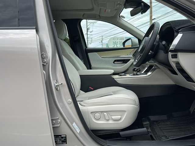 マツダ ＣＸ－６０ XD HV プレミアムモダン 山口県 2023(令5)年 1.2万km プラチナクォーツメタリック サンルーフ/白レザーシート/前席パワーシート(右前席メモリー付き)/前席エアシート/全席シートヒーター/純正ナビ/HDMI/USB/BT/フルセグTV/全周囲カメラ/BOSEサウンド/純正LEDヘッドライト/純正フォグランプ/オートライト/オートハイビーム/純正２０インチアルミホイール/パワーバックドア/革巻きステアリング/ステアリングスイッチ/ステアリングヒーター/パドルシフト/クルーズコントロール/DAC/衝突被害軽減ブレーキ/LKA/BSM/横滑り防止/コーナーセンサー/アイドリングストップ/オートパーキングホールド/スマートキー×２/ドライブレコーダー/純正フロアマット/社外ダッシュボードマット/電動格納ウインカードアミラー