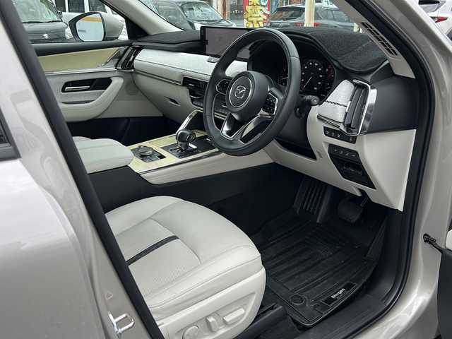 マツダ ＣＸ－６０ XD HV プレミアムモダン 山口県 2023(令5)年 1.2万km プラチナクォーツメタリック サンルーフ/白レザーシート/前席パワーシート(右前席メモリー付き)/前席エアシート/全席シートヒーター/純正ナビ/HDMI/USB/BT/フルセグTV/全周囲カメラ/BOSEサウンド/純正LEDヘッドライト/純正フォグランプ/オートライト/オートハイビーム/純正２０インチアルミホイール/パワーバックドア/革巻きステアリング/ステアリングスイッチ/ステアリングヒーター/パドルシフト/クルーズコントロール/DAC/衝突被害軽減ブレーキ/LKA/BSM/横滑り防止/コーナーセンサー/アイドリングストップ/オートパーキングホールド/スマートキー×２/ドライブレコーダー/純正フロアマット/社外ダッシュボードマット/電動格納ウインカードアミラー