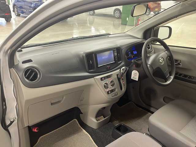 ダイハツ ミラ イース X 熊本県 2015(平27)年 2.4万km ブライトシルバーメタリック 純正ナビ(TV/CD/ラジオ)/バックカメラ/純正フロアマット/純正14インチAW/ハロゲンヘッドライト/リモコンキー/スペアキー