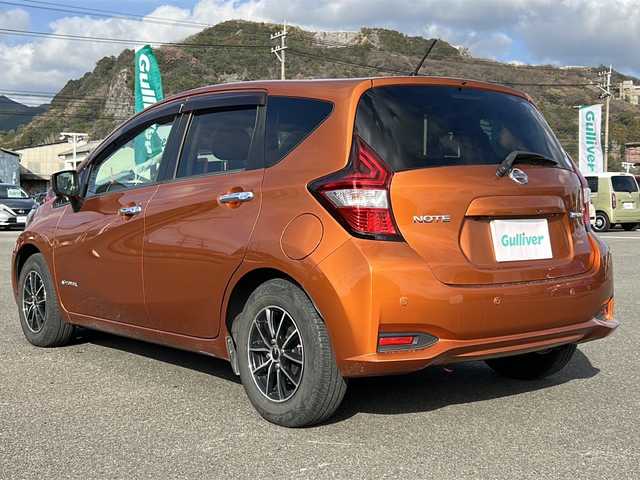 日産 ノート e－パワー X 福岡県 2017(平29)年 9.1万km プレミアムコロナオレンジ 純正7インチメモリナビ（MJ116D-W）/（AM/FM/CD/Bluetooth/フルセグTV/SD）/全方位カメラ/デジタルインナーミラー/オートライト/横滑り防止装置/衝突被害軽減システム/盗難防止装置/アイドリングストップ/プッシュスタートボタン/スマートキー/スペアキー1本/純正フロアマット/純正LEDヘッドライト/ETC/ドライブレコーダー