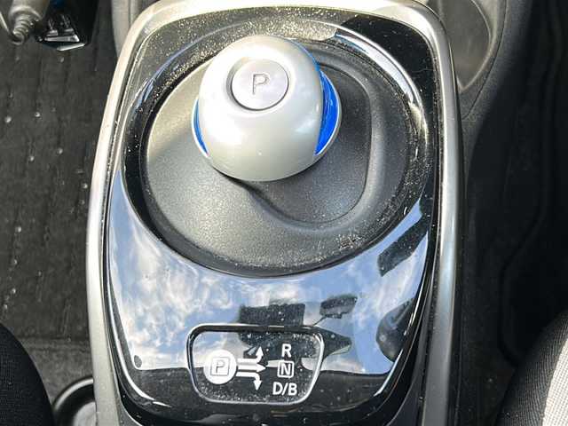 日産 ノート e－パワー X 福岡県 2017(平29)年 9.1万km プレミアムコロナオレンジ 純正7インチメモリナビ（MJ116D-W）/（AM/FM/CD/Bluetooth/フルセグTV/SD）/全方位カメラ/デジタルインナーミラー/オートライト/横滑り防止装置/衝突被害軽減システム/盗難防止装置/アイドリングストップ/プッシュスタートボタン/スマートキー/スペアキー1本/純正フロアマット/純正LEDヘッドライト/ETC/ドライブレコーダー