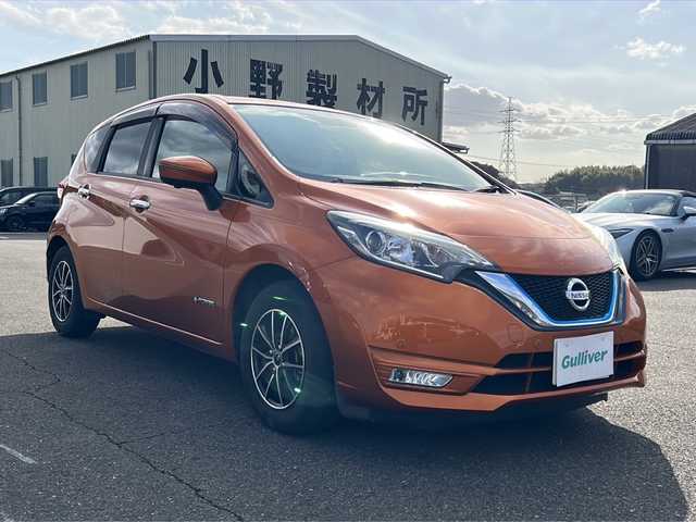 日産 ノート e－パワー X 福岡県 2017(平29)年 9.1万km プレミアムコロナオレンジ 純正7インチメモリナビ（MJ116D-W）/（AM/FM/CD/Bluetooth/フルセグTV/SD）/全方位カメラ/デジタルインナーミラー/オートライト/横滑り防止装置/衝突被害軽減システム/盗難防止装置/アイドリングストップ/プッシュスタートボタン/スマートキー/スペアキー1本/純正フロアマット/純正LEDヘッドライト/ETC/ドライブレコーダー