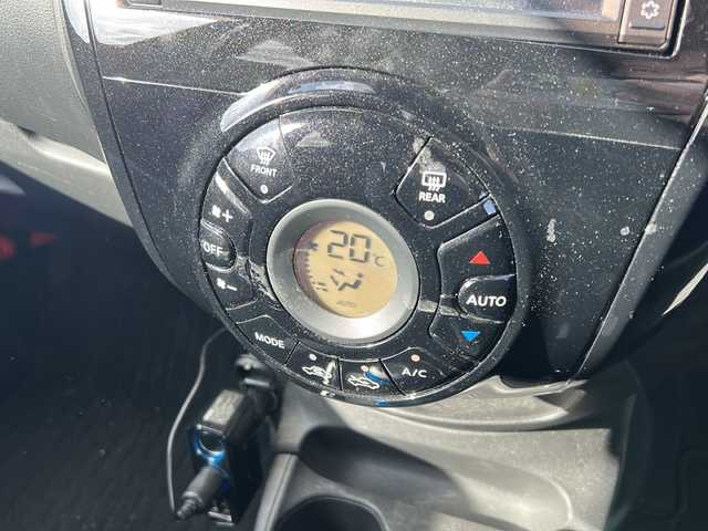 日産 ノート e－パワー X 福岡県 2017(平29)年 9.1万km プレミアムコロナオレンジ 純正7インチメモリナビ（MJ116D-W）/（AM/FM/CD/Bluetooth/フルセグTV/SD）/全方位カメラ/デジタルインナーミラー/オートライト/横滑り防止装置/衝突被害軽減システム/盗難防止装置/アイドリングストップ/プッシュスタートボタン/スマートキー/スペアキー1本/純正フロアマット/純正LEDヘッドライト/ETC/ドライブレコーダー