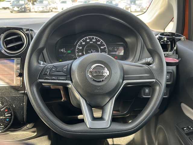 日産 ノート e－パワー X 福岡県 2017(平29)年 9.1万km プレミアムコロナオレンジ 純正7インチメモリナビ（MJ116D-W）/（AM/FM/CD/Bluetooth/フルセグTV/SD）/全方位カメラ/デジタルインナーミラー/オートライト/横滑り防止装置/衝突被害軽減システム/盗難防止装置/アイドリングストップ/プッシュスタートボタン/スマートキー/スペアキー1本/純正フロアマット/純正LEDヘッドライト/ETC/ドライブレコーダー