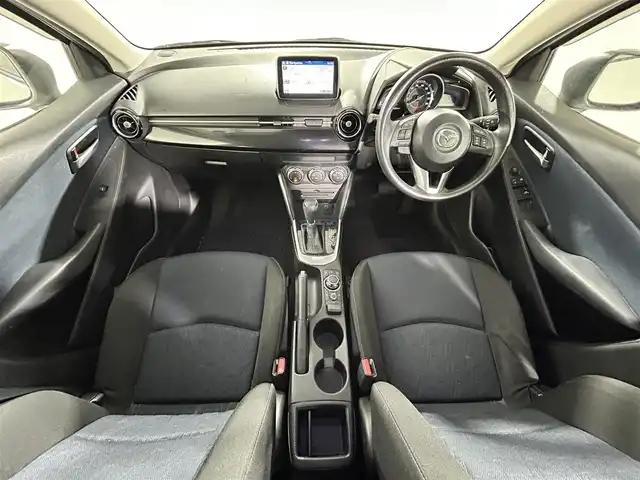 マツダ デミオ XD 佐賀県 2015(平27)年 9.9万km スノーフレイクホワイトパールマイカ 純正７型ナビ/（フルセグTV/CD/DVD/Bluetooth/USB/AM/FM）/衝突軽減システム/バックカメラ/クルーズコントロール/前後ドライブレコーダー/純正15インチアルミホイール/純正フロアマット/ＬＥＤヘッドライト/オートライト/フォグライト/ＭＴ付ＡＴ/ビルトインＥＴＣ/スマートキー/スペアキー×１/ドアバイザー/アイソフィックス/横滑り防止装置/アイドリングストップ