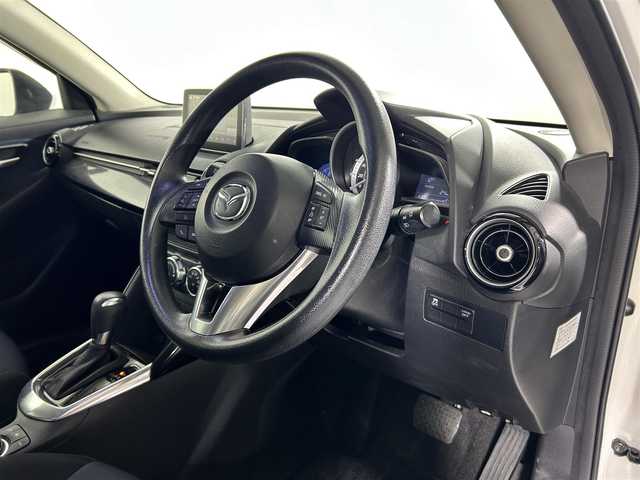 マツダ デミオ XD 佐賀県 2015(平27)年 9.9万km スノーフレイクホワイトパールマイカ 純正７型ナビ/（フルセグTV/CD/DVD/Bluetooth/USB/AM/FM）/衝突軽減システム/バックカメラ/クルーズコントロール/前後ドライブレコーダー/純正15インチアルミホイール/純正フロアマット/ＬＥＤヘッドライト/オートライト/フォグライト/ＭＴ付ＡＴ/ビルトインＥＴＣ/スマートキー/スペアキー×１/ドアバイザー/アイソフィックス/横滑り防止装置/アイドリングストップ