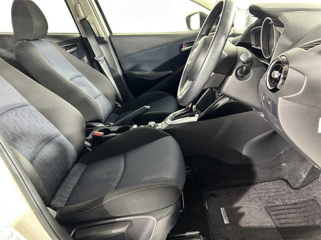 マツダ デミオ XD 佐賀県 2015(平27)年 9.9万km スノーフレイクホワイトパールマイカ 純正７型ナビ/（フルセグTV/CD/DVD/Bluetooth/USB/AM/FM）/衝突軽減システム/バックカメラ/クルーズコントロール/前後ドライブレコーダー/純正15インチアルミホイール/純正フロアマット/ＬＥＤヘッドライト/オートライト/フォグライト/ＭＴ付ＡＴ/ビルトインＥＴＣ/スマートキー/スペアキー×１/ドアバイザー/アイソフィックス/横滑り防止装置/アイドリングストップ