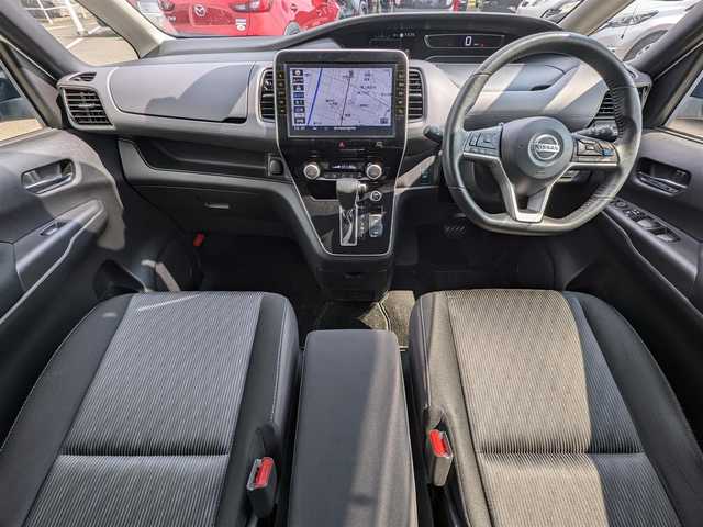 日産 セレナ ハイウェイスター V 千葉県 2020(令2)年 4.5万km ブリリアントホワイトパール プロパイロット/衝突被害軽減システム/レーダークルーズコントロール/純正SDナビ/・（フルセグTV/CD/DVD/Blu-ray/Bluetooth）/全方位カメラ/ビルトインETC/デジタルインナーミラー/ステアリングスイッチ/革巻きステアリング/両側パワースライドドア/オートLEDライト/電動格納ウィンカーミラー/スタッドレスタイヤ積込/純正フロアマット/スマートキー