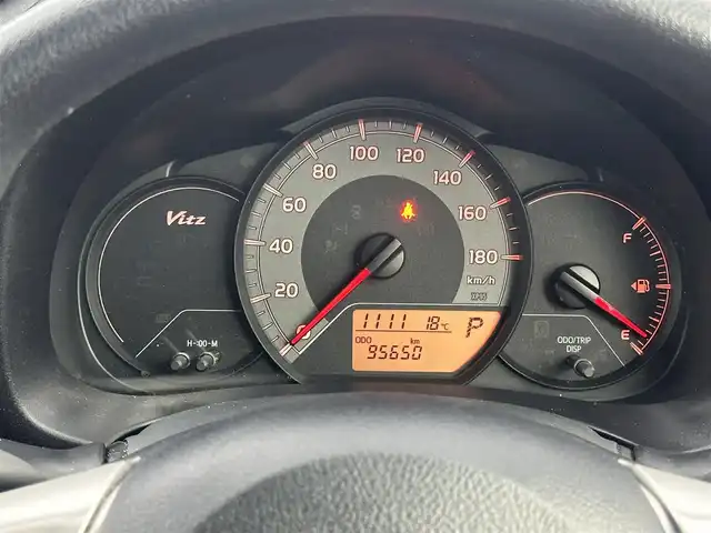 トヨタ ヴィッツ F 愛知県 2016(平28)年 9.6万km シルバーM 横滑り防止装置　/CDチェンジャー　/パワーステアリング　/パワーウィンドウ　/エアコン　/純正アルミキャップ　/純正フロアマット　/布系シート　/ハロゲンヘッドライト　/ベンチシート　/リモコンキー