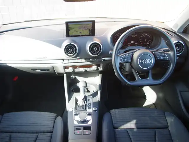 アウディ Ａ３ SB 30TFSI スポーツ 埼玉県 2019(平31)年 2.8万km グレイシアホワイトメタリック アダプティブクルーズコントロール/コンビニエンスパッケージ/アシスタンスパッケージ/バーチャルコックピット/CarPlay/パークセンサー/ブラインドスポットモニター/バックカメラ/純正ナビ/前後ドラレコ/ETC/Bluetooth/フルセグTV/シートヒーター