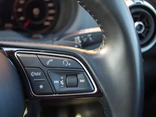 アウディ Ａ３ SB 30TFSI スポーツ 埼玉県 2019(平31)年 2.8万km グレイシアホワイトメタリック アダプティブクルーズコントロール/コンビニエンスパッケージ/アシスタンスパッケージ/バーチャルコックピット/CarPlay/パークセンサー/ブラインドスポットモニター/バックカメラ/純正ナビ/前後ドラレコ/ETC/Bluetooth/フルセグTV/シートヒーター