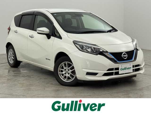 日産 ノート e－パワー X 福岡県 2016(平28)年 6万km ホワイト 純正ナビ（ワンセグＴＶ）　/エマージェンシーブレーキ　/レーンキープ　/コーナーセンサー　/車両接近通報装置　/横滑り防止装置　/オートライト　/ドライブモード　/ＥＴＣ　/純正１４型アルミホイール　/純正フロアマット