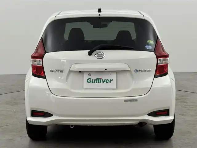 日産 ノート e－パワー X 福岡県 2016(平28)年 6万km ホワイト 純正ナビ（ワンセグＴＶ）　/エマージェンシーブレーキ　/レーンキープ　/コーナーセンサー　/車両接近通報装置　/横滑り防止装置　/オートライト　/ドライブモード　/ＥＴＣ　/純正１４型アルミホイール　/純正フロアマット