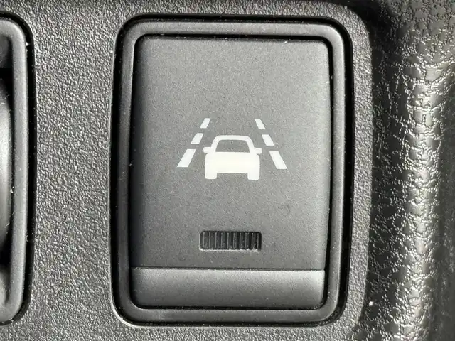 日産 ノート e－パワー X 福岡県 2016(平28)年 6万km ホワイト 純正ナビ（ワンセグＴＶ）　/エマージェンシーブレーキ　/レーンキープ　/コーナーセンサー　/車両接近通報装置　/横滑り防止装置　/オートライト　/ドライブモード　/ＥＴＣ　/純正１４型アルミホイール　/純正フロアマット