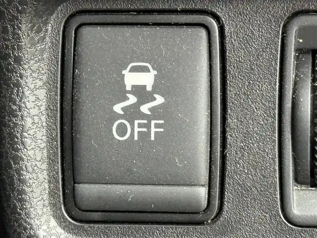 日産 ノート e－パワー X 福岡県 2016(平28)年 6万km ホワイト 純正ナビ（ワンセグＴＶ）　/エマージェンシーブレーキ　/レーンキープ　/コーナーセンサー　/車両接近通報装置　/横滑り防止装置　/オートライト　/ドライブモード　/ＥＴＣ　/純正１４型アルミホイール　/純正フロアマット