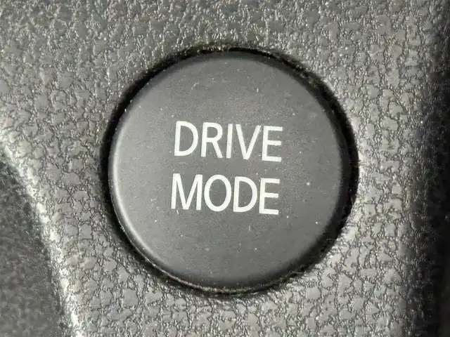 日産 ノート e－パワー X 福岡県 2016(平28)年 6万km ホワイト 純正ナビ（ワンセグＴＶ）　/エマージェンシーブレーキ　/レーンキープ　/コーナーセンサー　/車両接近通報装置　/横滑り防止装置　/オートライト　/ドライブモード　/ＥＴＣ　/純正１４型アルミホイール　/純正フロアマット