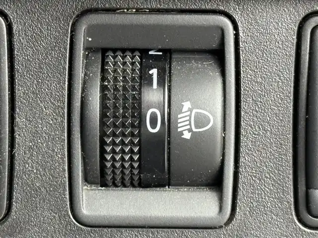 日産 ノート e－パワー X 福岡県 2016(平28)年 6万km ホワイト 純正ナビ（ワンセグＴＶ）　/エマージェンシーブレーキ　/レーンキープ　/コーナーセンサー　/車両接近通報装置　/横滑り防止装置　/オートライト　/ドライブモード　/ＥＴＣ　/純正１４型アルミホイール　/純正フロアマット